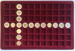 Érmetálca, érmetábla, kitüntetés tálca 77 négyzetes fészkű, vastag tetővel, Schulz gyártmány