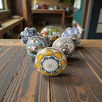 (v10 )  6 db-os vintage stílusú kézzel festett porcelán bútorgomb szett