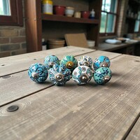 (v42 )  8 db-os vintage stílusú kézzel festett porcelán bútorgomb szett