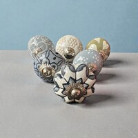 (v30 )  6 db-os vintage stílusú kézzel festett porcelán bútorgomb szett