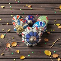 (v21 )  6 db-os vintage stílusú kézzel festett porcelán bútorgomb szett