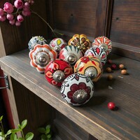 (v40 )  10 db-os vintage stílusú kézzel festett porcelán bútorgomb szett