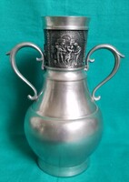 Jelenetes dombornyomott 95 % Ón / Zinn kecses kis váza, jelzett