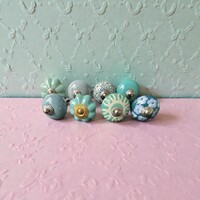 (v41 )  6 db-os vintage stílusú kézzel festett porcelán bútorgomb szett