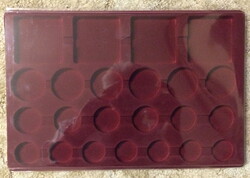 Érmetálca, érmetábla, kitüntetés tálca 23 vegyes fészkű, vastag tetővel, Schulz gyártmány