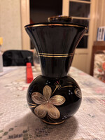 Fekete üveg váza aranyozott-festett virágmintával ~25 cm – retro, kiváló állapotú