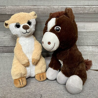 Csillogó szemű szurikáta és póni plüssállat