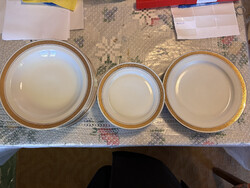 Alföldi aranyszegélyes porcelán tányérkészlet 18 db (10 mély, 3 lapos, 5 kis)
