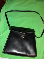 Csinos elegáns mágnescsatos bőr női válltáska 25 x 20 cm a vállszíj hossza 81 cm a képek szerint