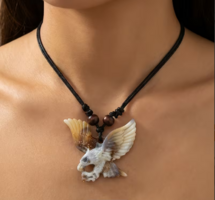 SAS MEDÁL GYANTÁBÓL KÉSZÜLT,A LÁNC ÁLLÍTHATÓ VIASZOLT SZÁL .KÖNNYŰ SZÉP ÉKSZER.