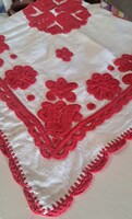 Erdélyi kalotaszegi írásos hímzett vászon kis asztalterítő,  piros