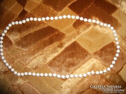 FEHÉR, 70 CENTIMÉTER HOSSZÚ,  AUSZTRÁLIÁBAN VÁSÁROLT GYÖNGYSOR  NEM HASZNÁLT