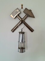 Vintage fém gyűjtői bányászlámpa dísz keresztbe tett bányászkalapácsokkal (ék és kalapács)