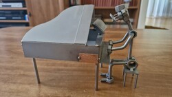 Hinz & Kunst "Zongorista" – Jelzett, eredeti fém csavarszobor