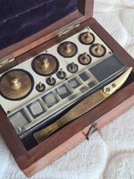 Antik sárgaréz patikasúlyok dióra pácolt fa dobozban Zier Ödön orvosi műszerérsz Bp.VII.Amazon u.