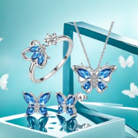 +VIDEÓ! PILLANGÓS ÉKSZER SZETT SZÉP FÉNYES DOBOZ NYAKLÁNCCAL NYITHATÓ GYŰRŰVEL A FÜLBEVALÓ STEKKERES