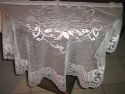 Bájos vintage stílusú fehér félköríves vitrázs függöny