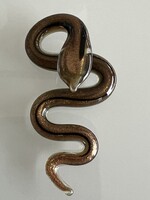 Muránói üvegmedál kígyó alakban, aranyporral töltve, 6,5 cm hosszú,