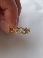 Ezüst gyűrű, arany színű végtelen jeles, cirkónia kövekkel díszített 56-os méret
