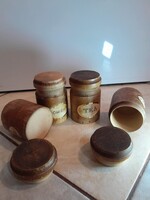 Fából készült retró fűszertartó készlet.