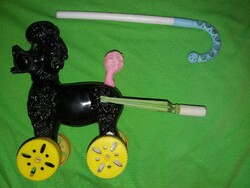 Régi DMSZ tologatható kerekes 28 cm + a vezető bot plasztik uszkár kutya játék figura képek szerint