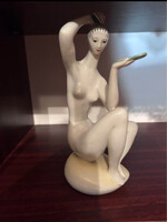 Zsolnay, "Fésülködő akt"