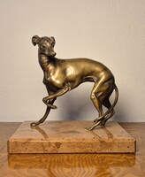 Bronz agár szobor márvány talapzaton, elegáns vadászkutya figura, 16x16,5 cm-es dísztárgy