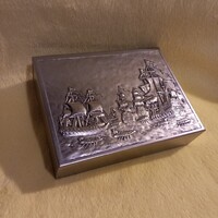 "Hajók ". Ezüst színű, régi fém dombornyomott, fa belsős doboz, díszdoboz, cigaretta tartó, névjegy.