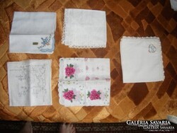 RÉGI JEGYKENDŐ ÉS DÍSZ ZSEBKENDŐK 5 DARAB, HÍMZETT,FESTETT.  NEM HASZNÁLT  /MÁS OLDALON HÍMZETT JEGY
