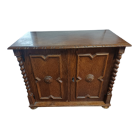 Koloniál stílusú komód, kulcsos szekrény