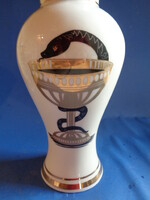 Gyógyszerészet nemzetközi szimbóluma, a Hygieia-csésze (kehely, amely köré egy kígyó tekeredik) dís