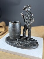 Antik Öntöttvas szivarozó matróz szobor