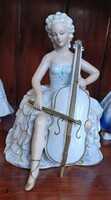 Lippesdorf márkájú (GDR) porcelán csellózó hölgy.