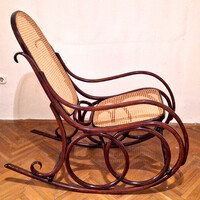 40-es évekből származó nádazott Thonet hintaszék (felújított)