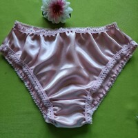 FEN011 - Hagyományos fazonú szatén bugyi -  rózsaszín/fehér