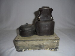 Régi bakelit villanykapcsoló és dugalj-konnektor