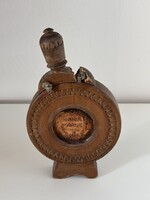Hanul Manuc 1808 fa kulacs formájú falidísz – román vintage szuvenír