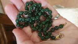 I. oszt. NEFRIT- féldrágakőből  csiszolt gömbök - nyaklánc, ARANY-kapoccsal  szemenként csomozott