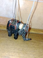 Antik indiai kézzel faragott és festett fa marionett elefánt