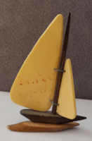 Retro "Balatonszepezd-i  " emlék, szuverír  vitorlás hajó modell / makett  6 cm hosszú, 9 cm magas