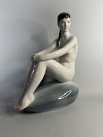 Hatalmas hibátlan zsolnay kövön ülő női akt