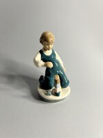 Hibátlan royal dux kockákkal játszó gyerek, fiú