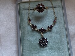 Gránát kövekkel aranyozott ezüst collier és gyűrű