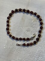 Valódi gránát kő karköt ezüst csiszolt gömbökkel a szemek közöt kapoccsal különleges elegáns ékszer.