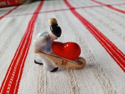 Óherendi porcelán mini figura, szívecske talicskázás