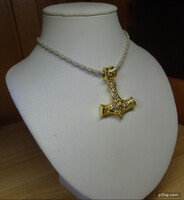 NEMES ACÉL MEDÁL, FONOTT PU BŐR LÁNCON A MEDÁL SZÉP FÉNYES.