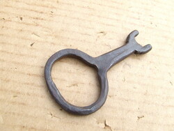 Antik kovácsolt eszköz pincekulcs