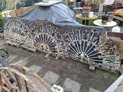 Antik kovácsoltvas rács