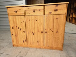 Eladó egy 3 fiókos, 3 ajtós fenyő komód.  Bútor szép állapotú
