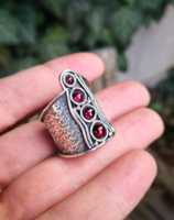 Gyönyörű gránát köves ezüst gyűrű